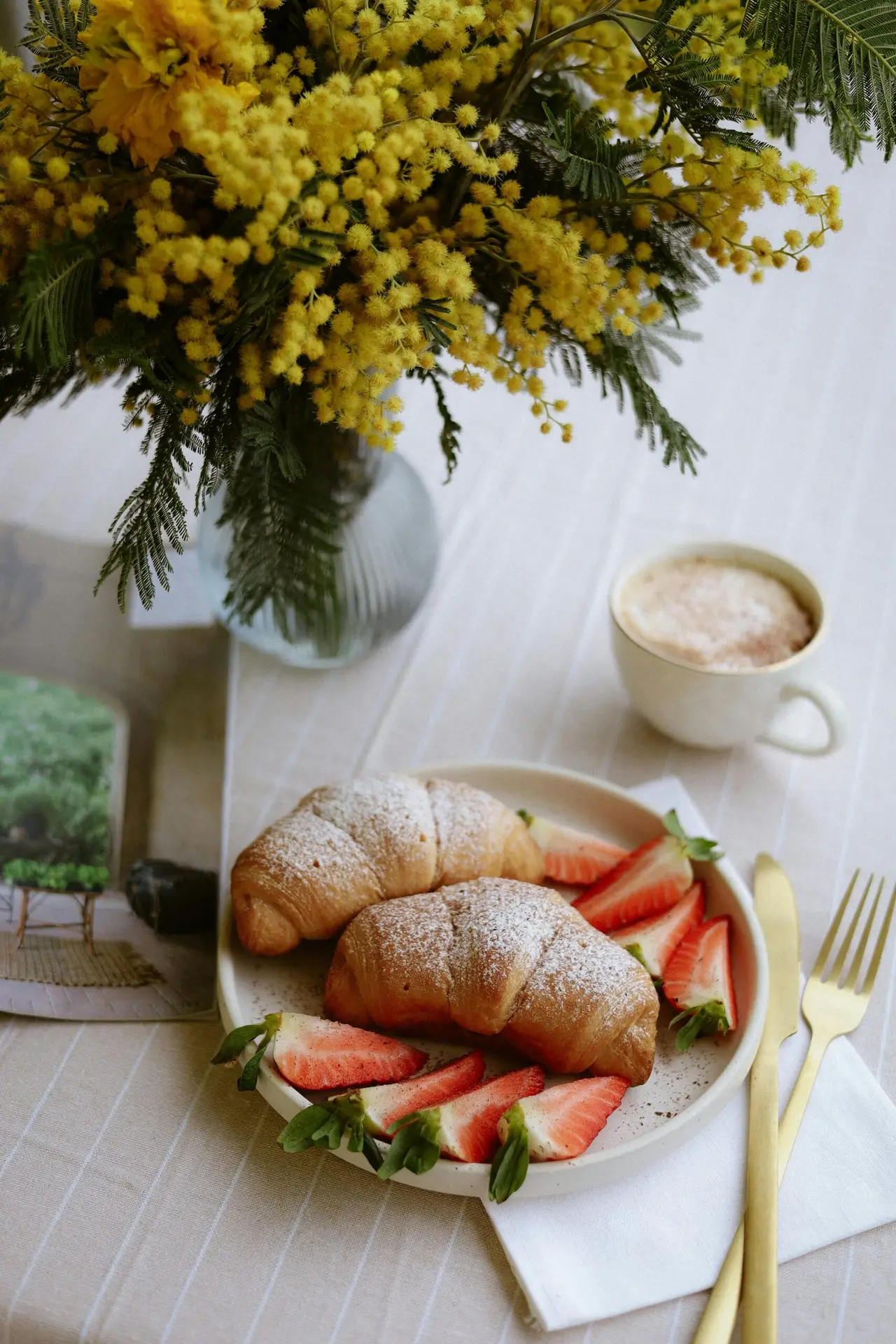 petit dejeuner - café- croissants-fraises